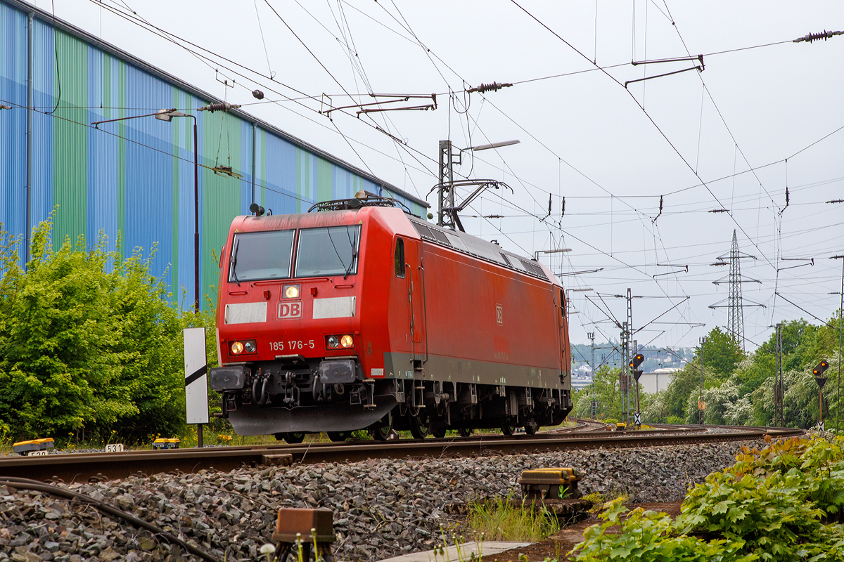 
Die 185 176-6 (91 80 6185 176-5 D-DB) der DB Schenker Rail Deutschland AG fährt am 16.05.2015 solo (als Lz) durch Siegen-Geisweid in Richtung Kreuztal.

Die TRAXX F140 AC1 wurde 2004 bei Bombardier in Kassel unter der Fabriknummer 33658 gebaut. 