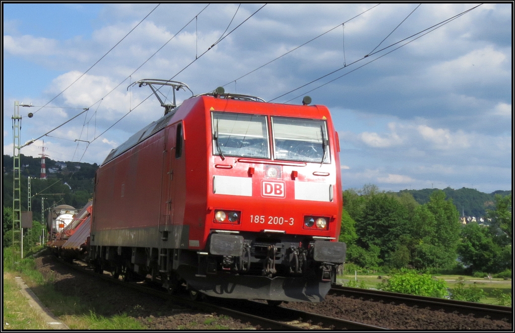 Die 185 200-3 ist mit einen Güterzug auf der rechten Rheinstrecke unterwegs,hier zu sehen unweit von Linz am Rhein am 09.Juni 2015.