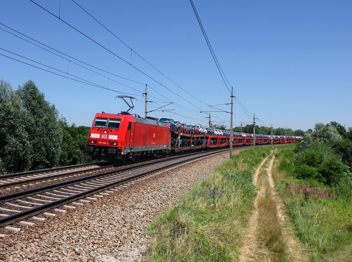 Die 185 234 mit einem Autozug am 10.07.2016 unterwegs bei Taufkirchen a. d. Pram.