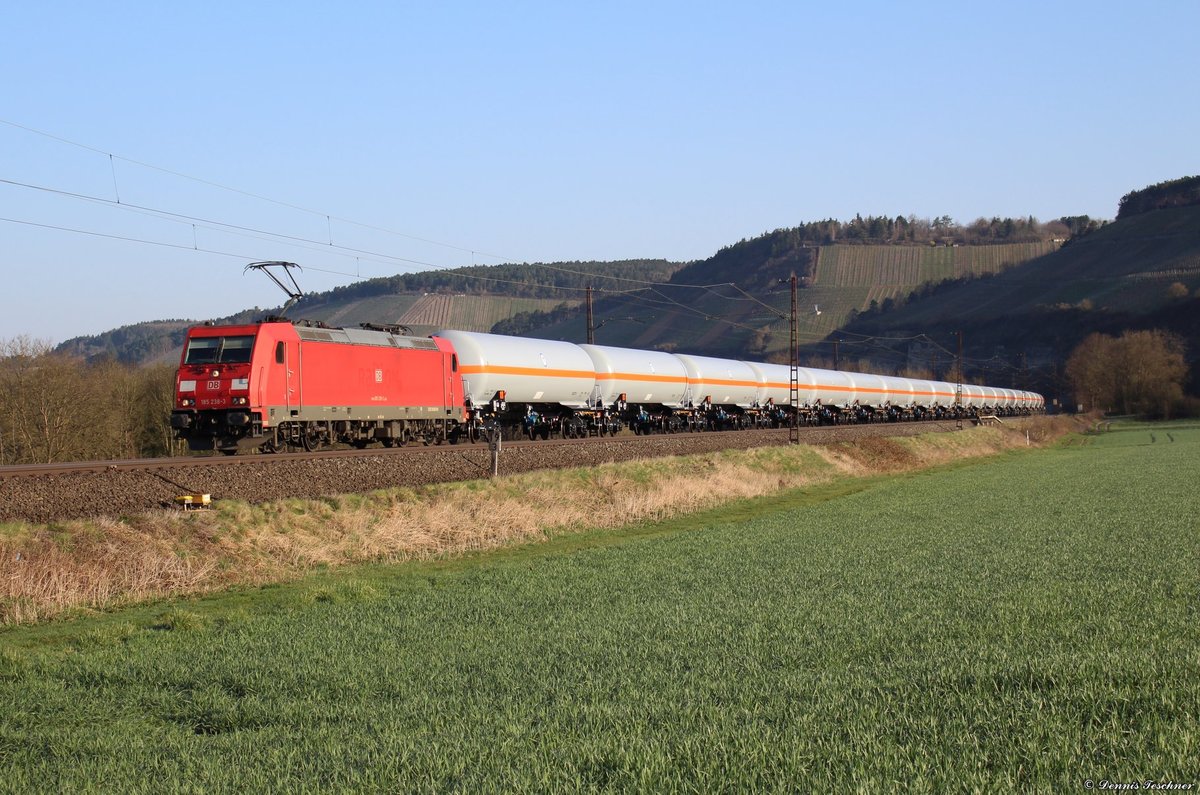 Die 185 238-3 der Deutschen Bahn mit nagelneuen Gas-Kesselwagen unterwegs bei Himmelstadt am 08.04.2018 
