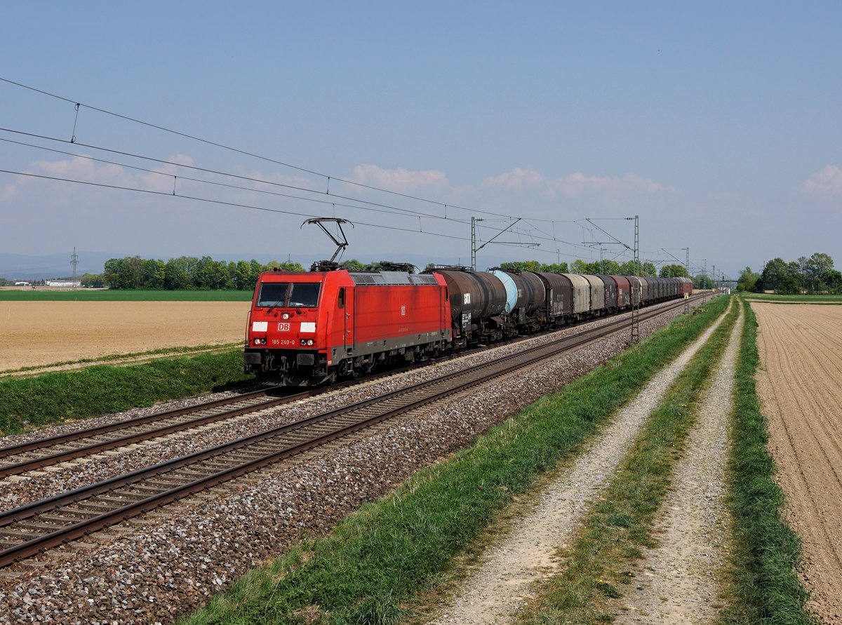 Die 185 249 mit einem Güterzug am 22.04.2018 unterwegs bei Radldorf.
