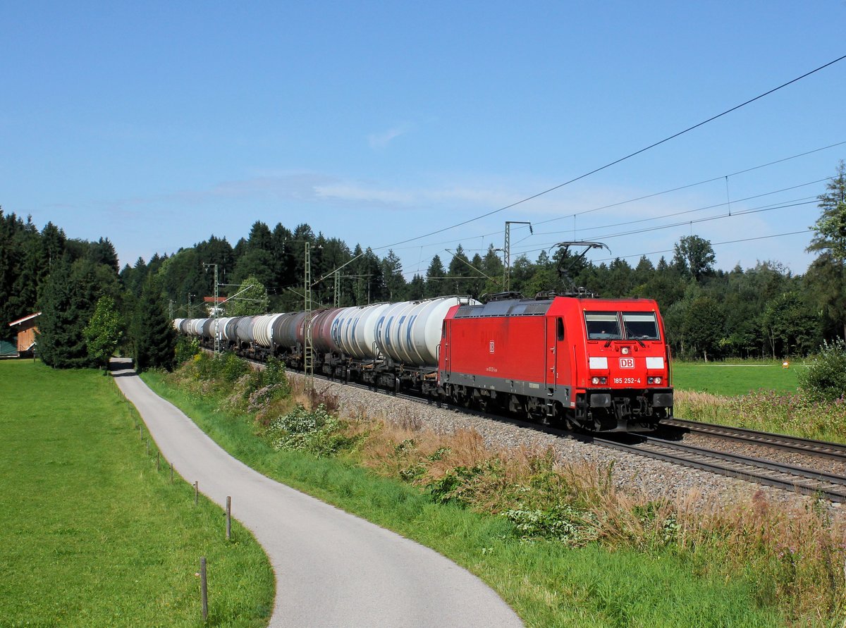 Die 185 252 mit einem Kesselzug am 20.08.2016 unterwegs bei Hufschlag.