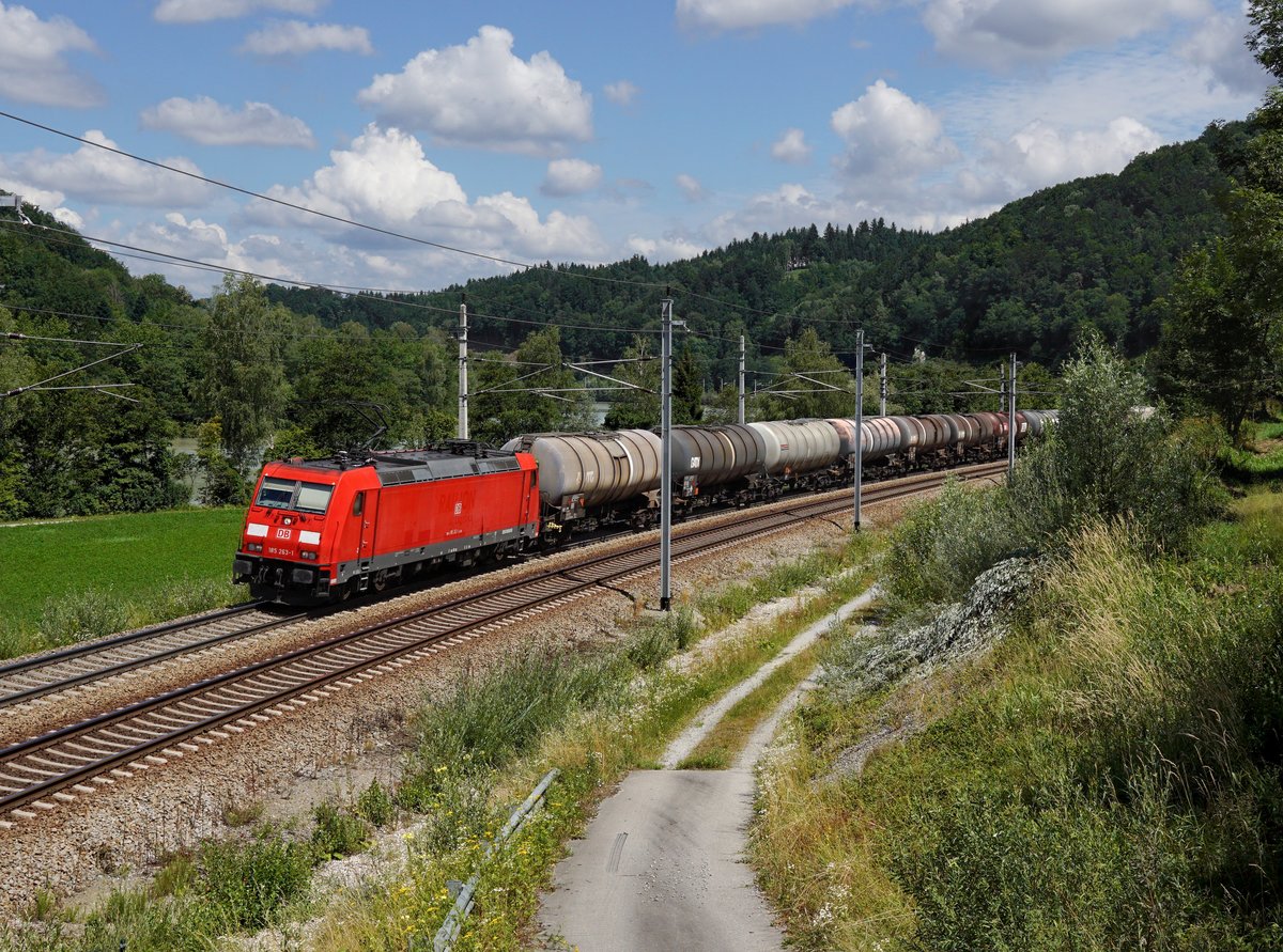 Die 185 263 mit einem Kesselzug am 16.07.2017 unterwegs bei Wernstein.