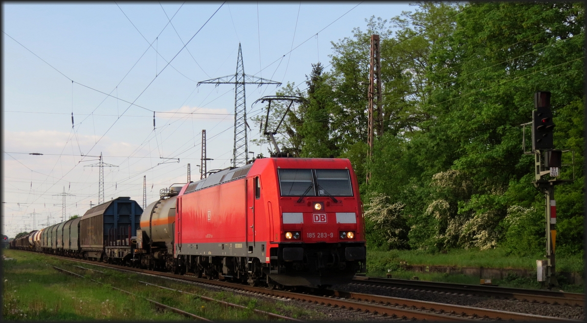 Die 185 283-9 ist mit ihrer gemischten Güterfracht am Haken in Richtung Düsseldorf unterwegs. Hier bildlich festgehalten bei der Durchfahrt am ehemaligen Bahnhof von Lintorf-Ratingen. Datiert vom 03.Mai 2018.
