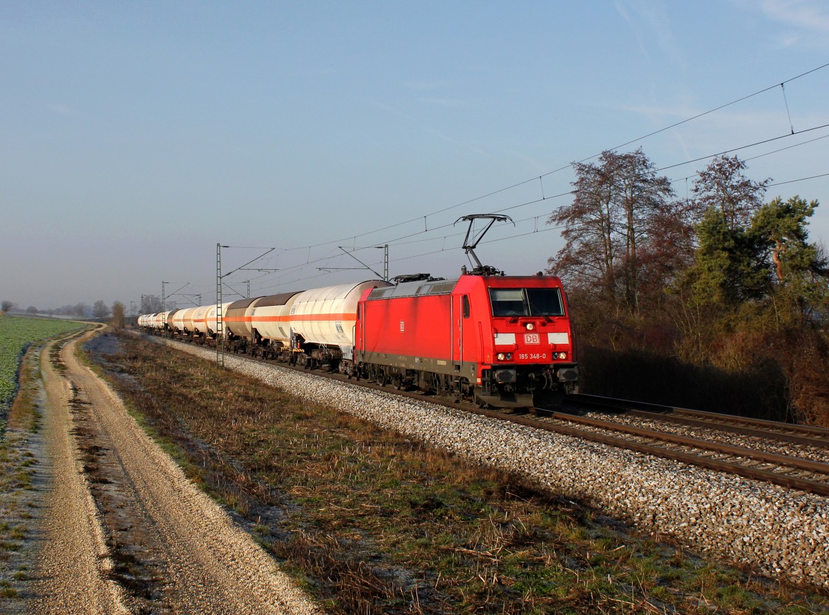 Die 185 348 mit einem Gaskesselzug am 28.12.2015 unterwegs bei Langenisarhofen.