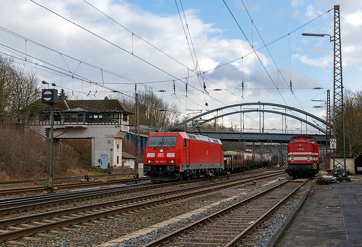 
Die 185 386-0 (91 80 6185 386-0 D-DB) der DB Schenker Rail Deutschland AG verlässt mit ihrem gem. Güterzug am 04.03.2015 Kreuztal in Richtung Hagen, hier passiert sie gerade das Reiterstellwerk Kreuztal Fahrdienstleiter (Kf).  

Rechts ist die V 100.05 (202 726-6) der HGB (Hessische Güterbahn GmbH, Buseck) abgestellt.
