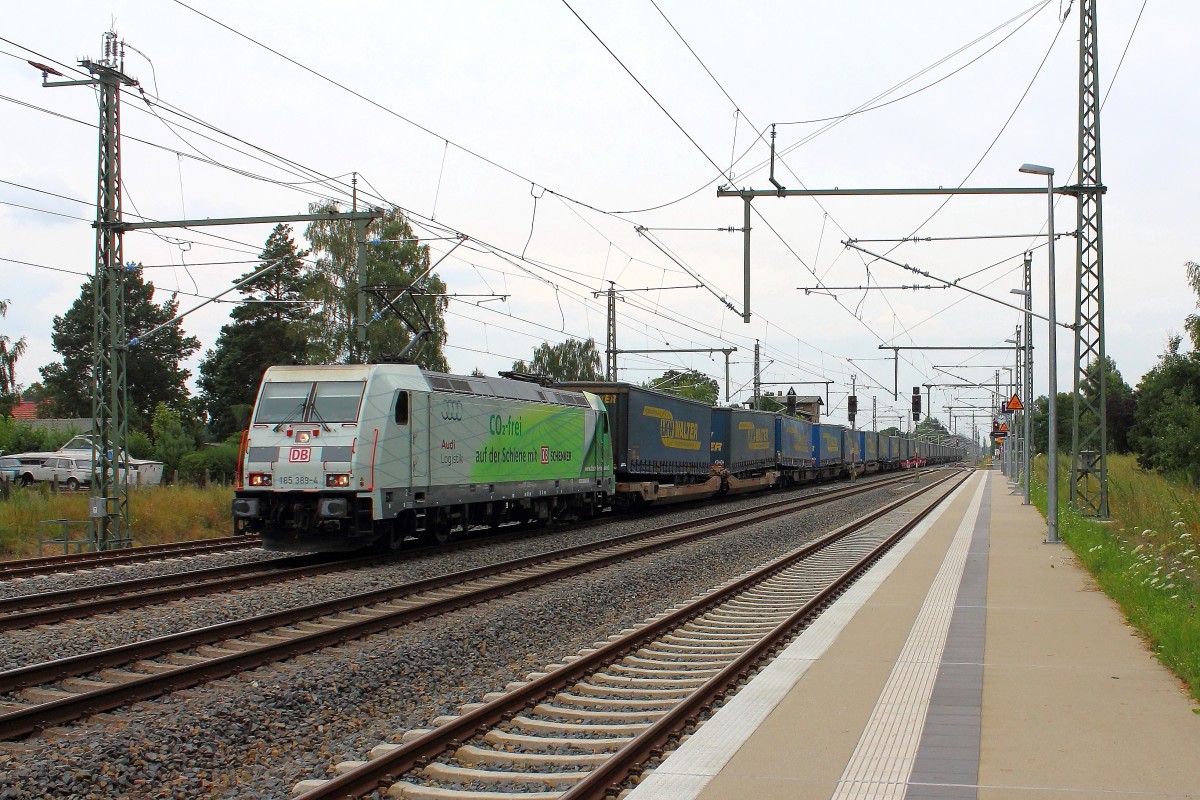 Die 185 389-4 mit einem Taschenwagen-Ganzzug bei der Durchfahrt am 24.07.2014 in Nassenheide.