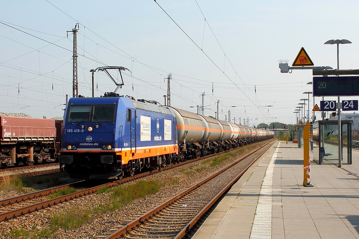 Die 185 419-9 der Raildox mit einem Ganzzug Druckgaskesselwagen der Bauart Fags am 14.08.2015 beim kurzen Halt in Oranienburg.
