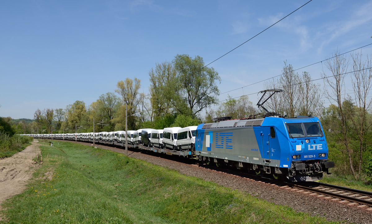 Die 185 529 bespannte am 25. April 2015 den LTE-Autozug 41443, und wurde von mir zwischen Wildon und Lebring fotografiert. 