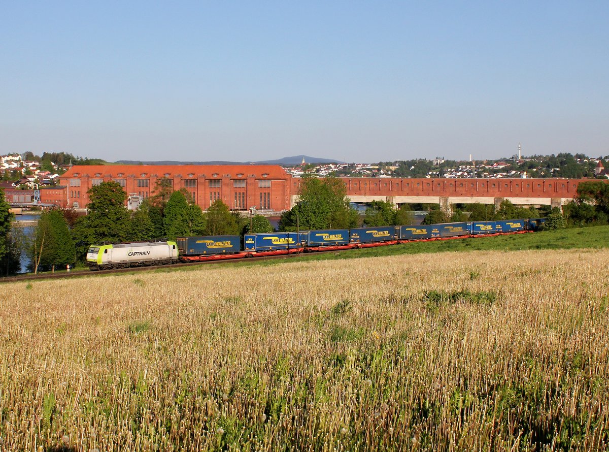 Die 185 541 mit einem KLV-Zug am 08.05.2016 unterwegs bei Passau.
