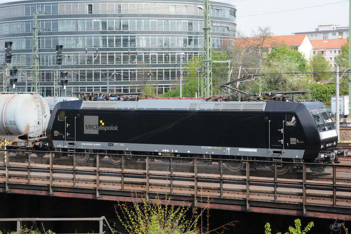 Die 185 552-7 bei der Fahrt in Richtung Dresdner Hauptbahnhof. (April 2014)