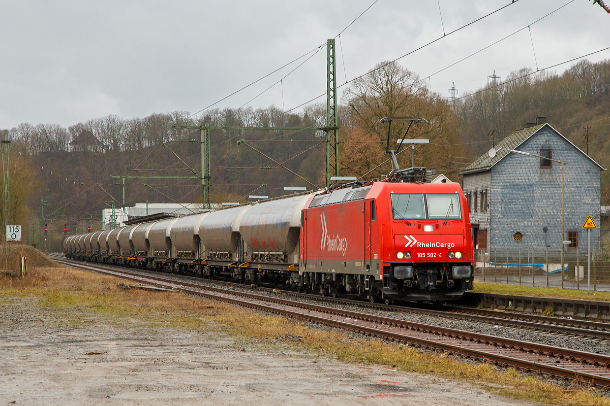 
Die 185 582-4 (91 80 6185 582-4 D-RHC) der RheinCargo GmbH & Co. KG, ex 2051 (91 80 6185 582-4 D-HGK) der HGK - Häfen und Güterverkehr Köln AG fährt am 10.02.2019 mit einem Braunkohlestaubzug (Silowagen der Gattung Uacns) durch den Bahnhof Brachbach (Mudersbach/Sieg) in Richtung Siegen. 

Die RheinCargo ist ein 2012 gegründetes Gemeinschaftsunternehmen der Häfen und Güterverkehr Köln AG und der Neuss-Düsseldorfer Häfen GmbH & Co. KG (NDH), die jeweils zu jeweils 50 % Eigentümer sind. 
