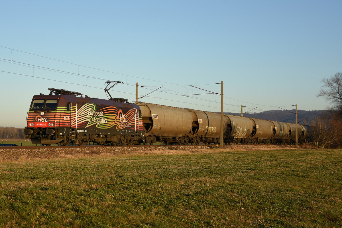 Die 185 602 ist am 30.12.2016 mit einem Güterzug kurz vor Muckendorf-Wipfing Richtung Westen unterwegs.