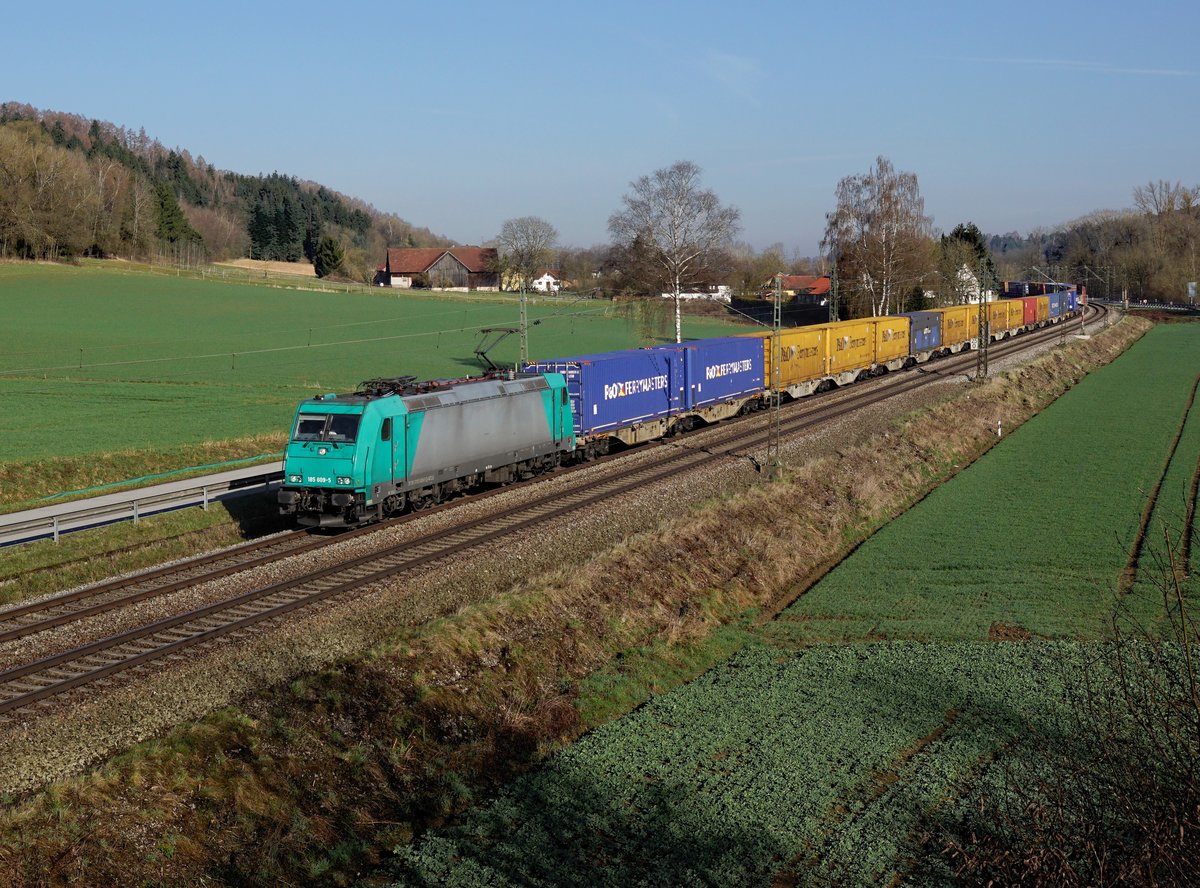 Die 185 609 mit einem Containerzug am 06.04.2018 unterwegs bei Einöd.