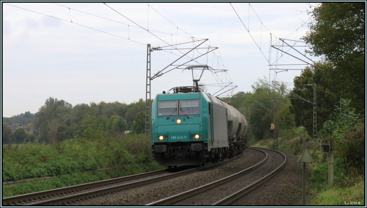 Die 185 613-7 legt sich mit einen Staubgutwagenzug am Haken in den Gleisbogen bei Rimburg auf der Kbs 485. Szenario bildlich festgehalten vom BÜ aus am 11.Okt.2014.