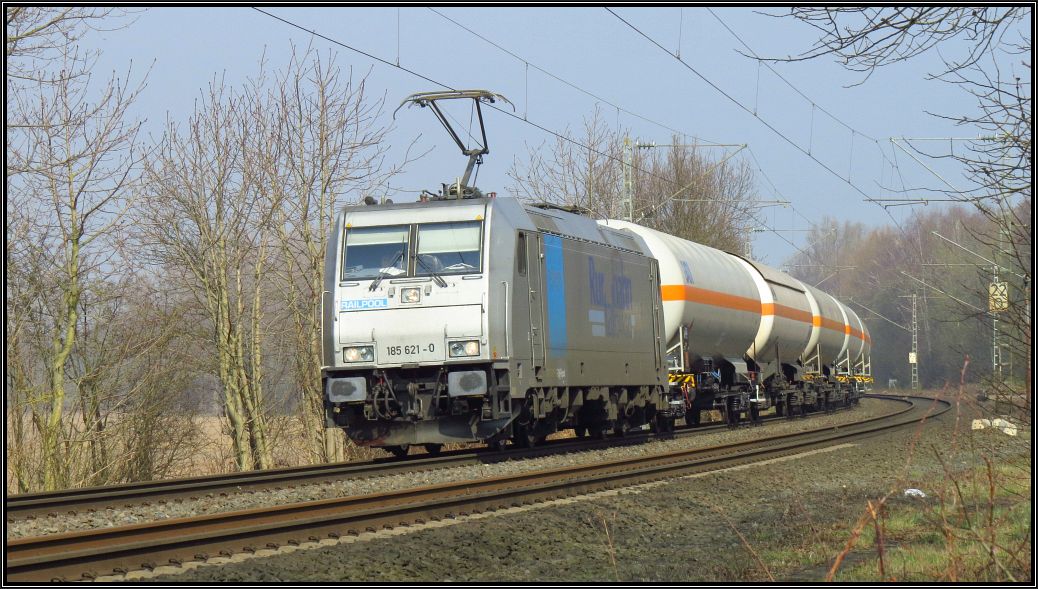 Die 185 621-0,angemietet von der Rurtalbahn, legt sich mit einen Kesselwagenzug in den Gleisbogen bei Rimburg,unweit von Übach Palenberg auf der Kbs 485.Szenario vom 18.März 2015.
