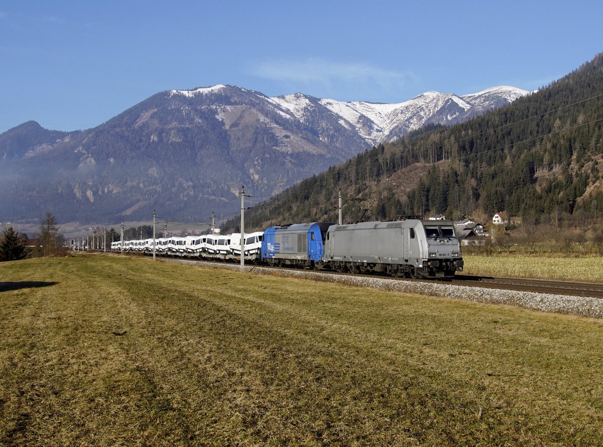 Die 185 621 und die 2016 903 mit einem Autozug am 17.12.2016 unterwegs bei Seiz.