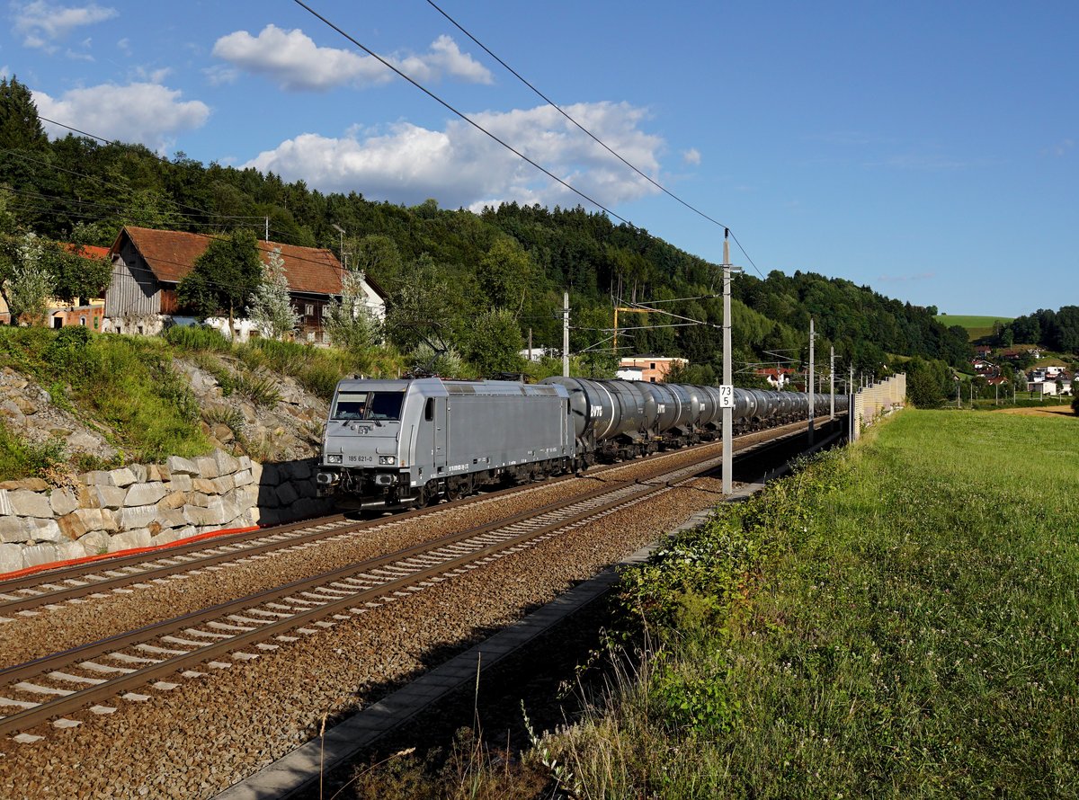 Die 185 621 mit einem Kesselzug am 16.07.2017 unterwegs bei Wernstein.