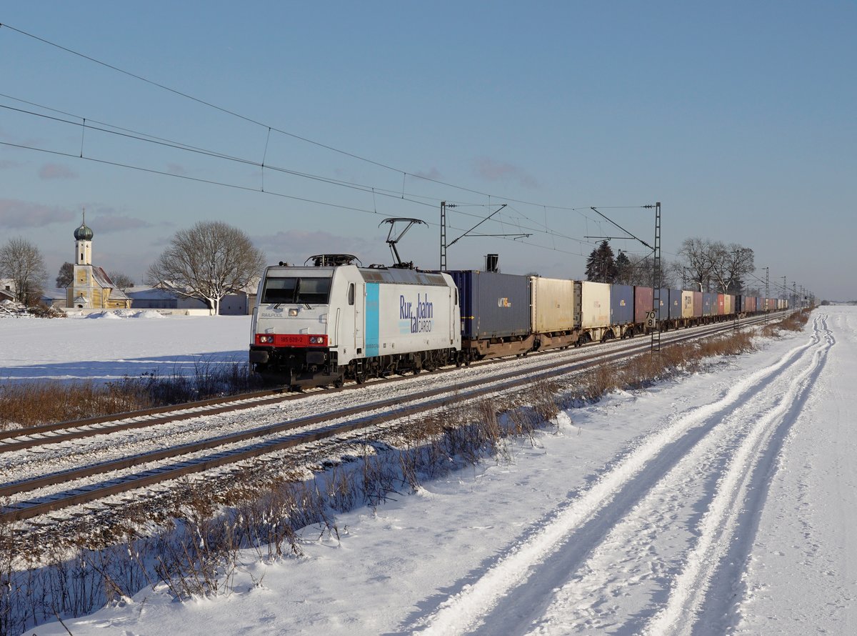 Die 185 639 mit einem Containerzug am 06.01.2017 unterwegs bei Amselfing.