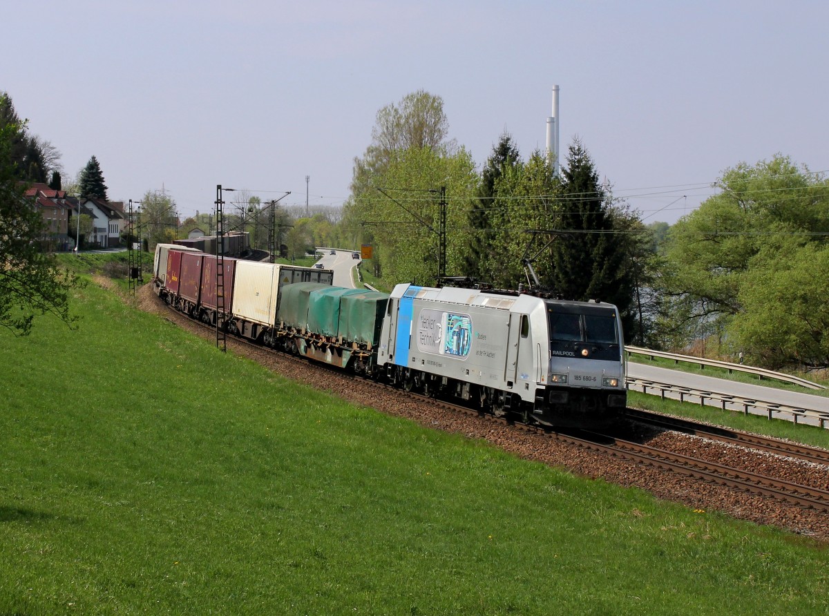 Die 185 680 mit einem KLV-Zug am 12.04.2014 unterwegs bei Pleinting.