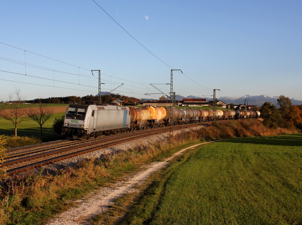 Die 185 681 mit einem Kesselzug am 02.11.2014 unterwegs bei Teisendorf.
