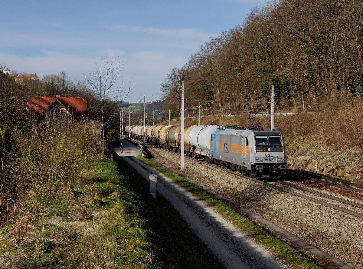 Die 185 687 mit einem Kesselzug am 25.03.2017 unterwegs bei Wernstein.