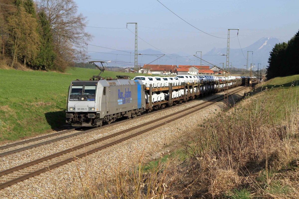 Die 185 690-5 Railpool mit Autotransportzug bei Straß am 29.03.2014