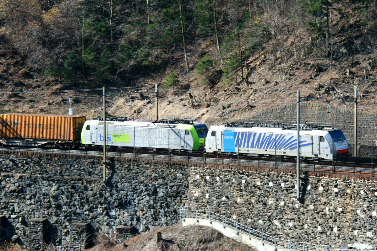 Die 186 106 der Railpool und Re 485 019 der BLS auf der Gotthard Nordrampe bei Amsteg; 07.03.2015