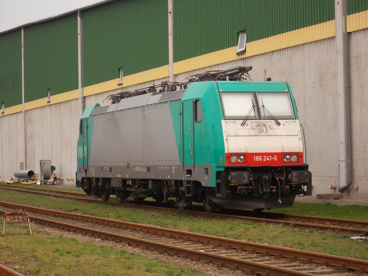 Die 186 241,am 17.Oktober 2017,im Stralsunder Nordhafen.Aufnahme durch den Zaun.