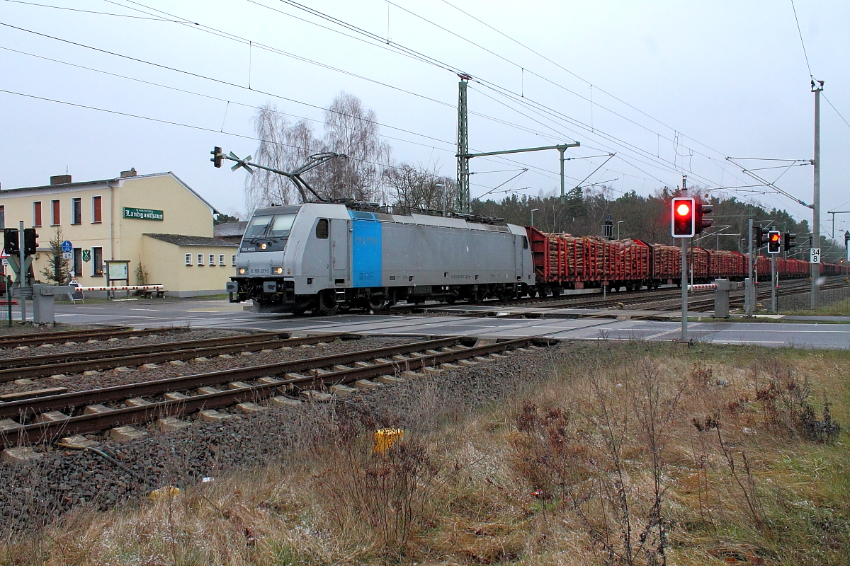 Die 186 271-3 der Railpool mit einem Holzzug am 03.02.2018 im Bahnhof Nassenheide.