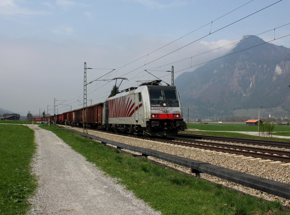 Die 186 281 mit einem Schrottzug am 21.04.2013 unterwegs bei Niederaudorf.