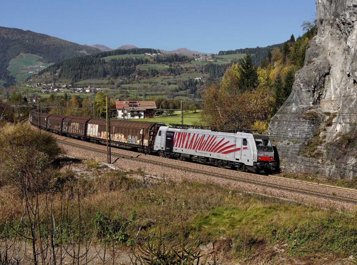 Die 186 282 mit einem Güterzug am 12.10.2017 unterwegs bei Sterzing.