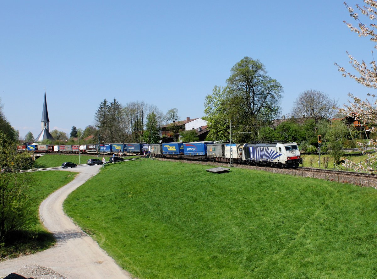 Die 186 442 mit einem Umgeleiteten KLV-Zug am 07.05.2016 unterwegs bei Föching.