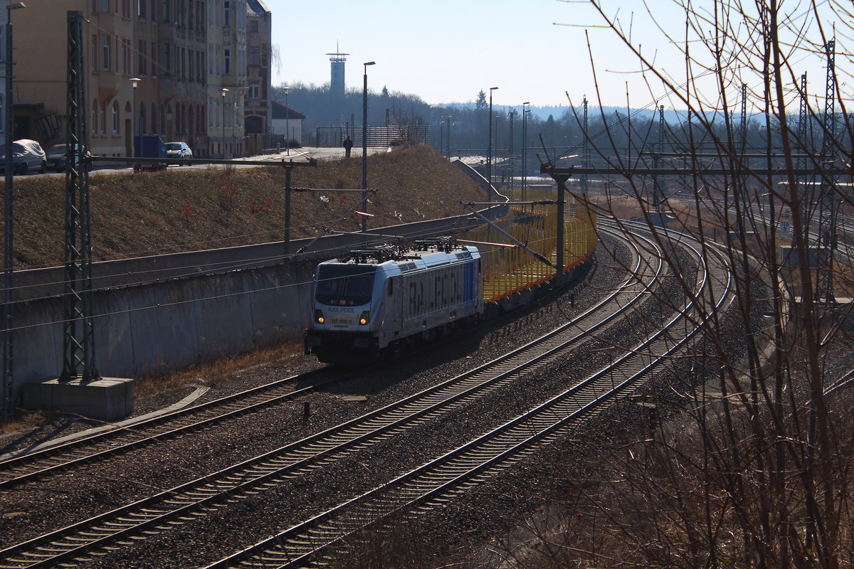 Die 187 009 von SETG angemietet rangiert im  Lastmile Modus  einen Leeren Holzzug im Plauener Güterbahnhof zusammen. Aufgenommen am Sonntag des 25.02.2018