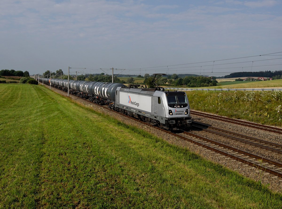 Die 187 070 mit einem Kesselzug am 14.07.2018 unterwegs bei Ramelsbach.