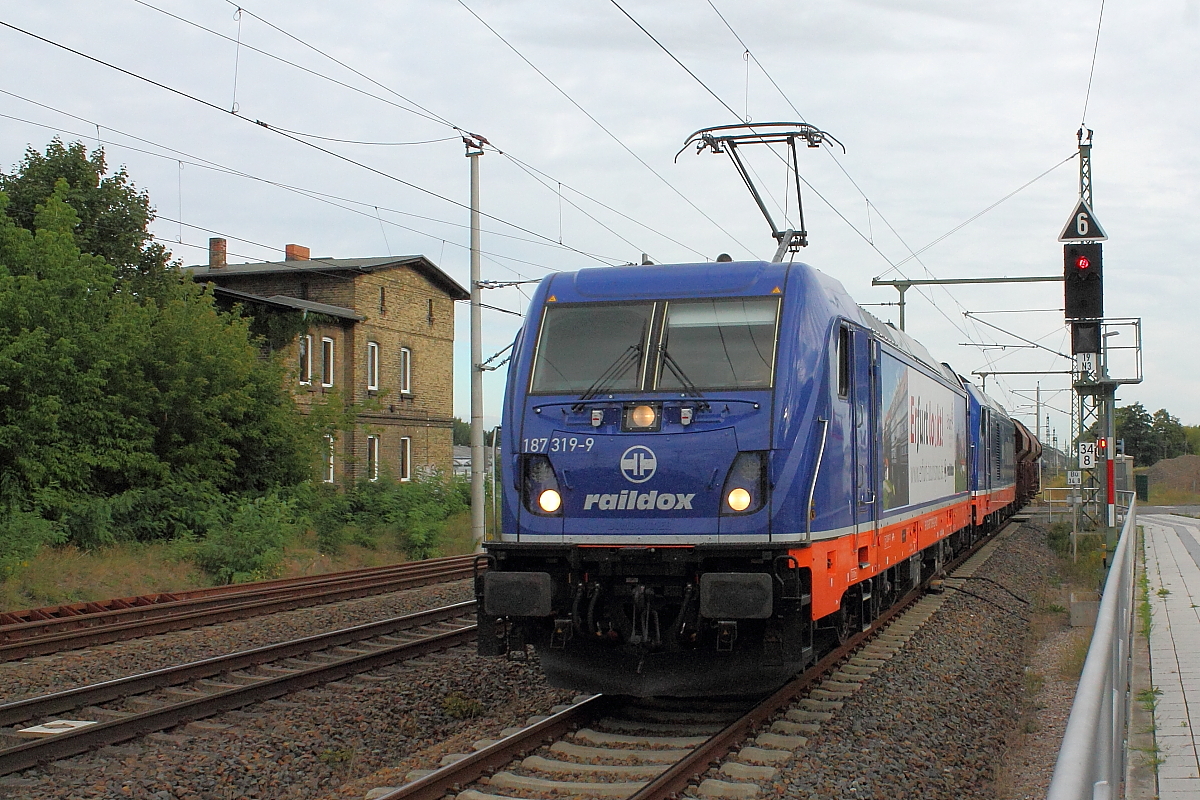 Die 187 319-9 der Raildox mit einem gemischten Güterzug am 11.08.2018 in Nassenheide.