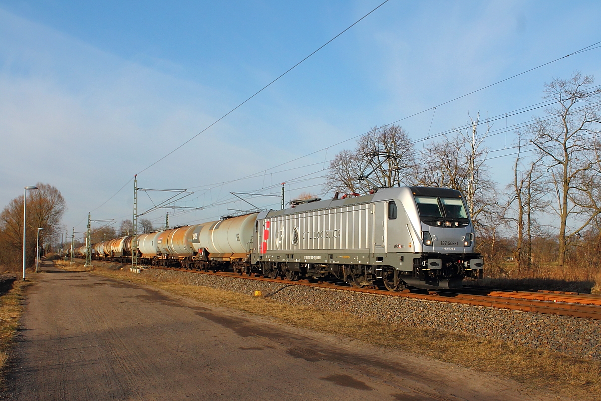 Die 187 506-1 der CTL mit einem Keselwagenzug am 23.02.2018 in Nassenheide.