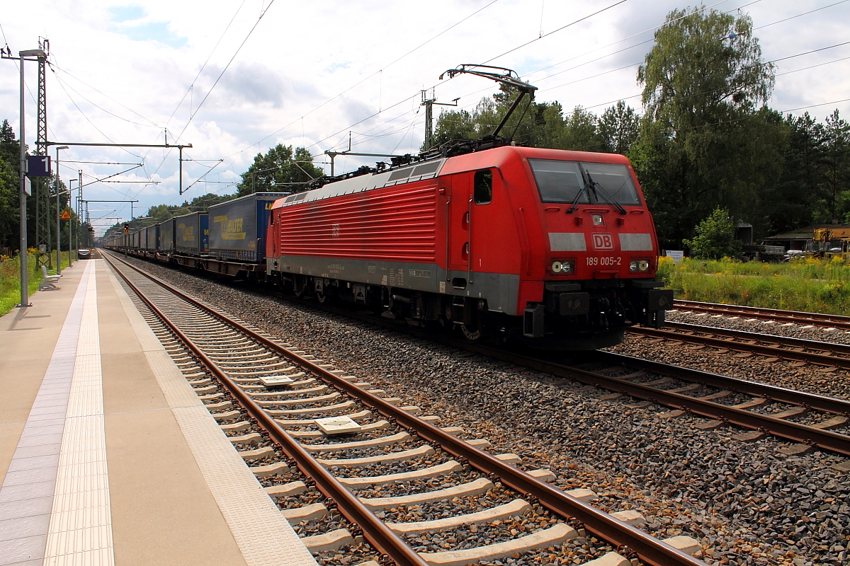 Die 189 005-2 mit dem KLV-Zug LKW-Walter am 20.08.2017 in Nassenheide.