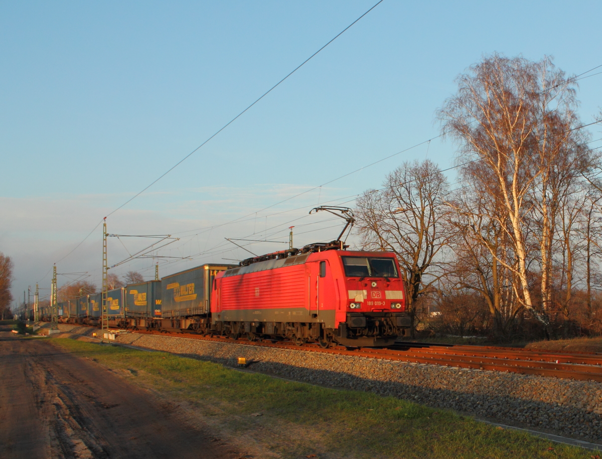 Die 189 019-3 mit LKW-Walter Aufliegern bei der Durchfahrt am 13.12.2013 in Nassenheide.  