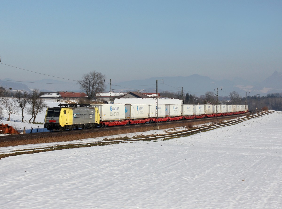 Die 189 903 mit einem KLV-Zug am 13.02.2015 unterwegs bei Straß.