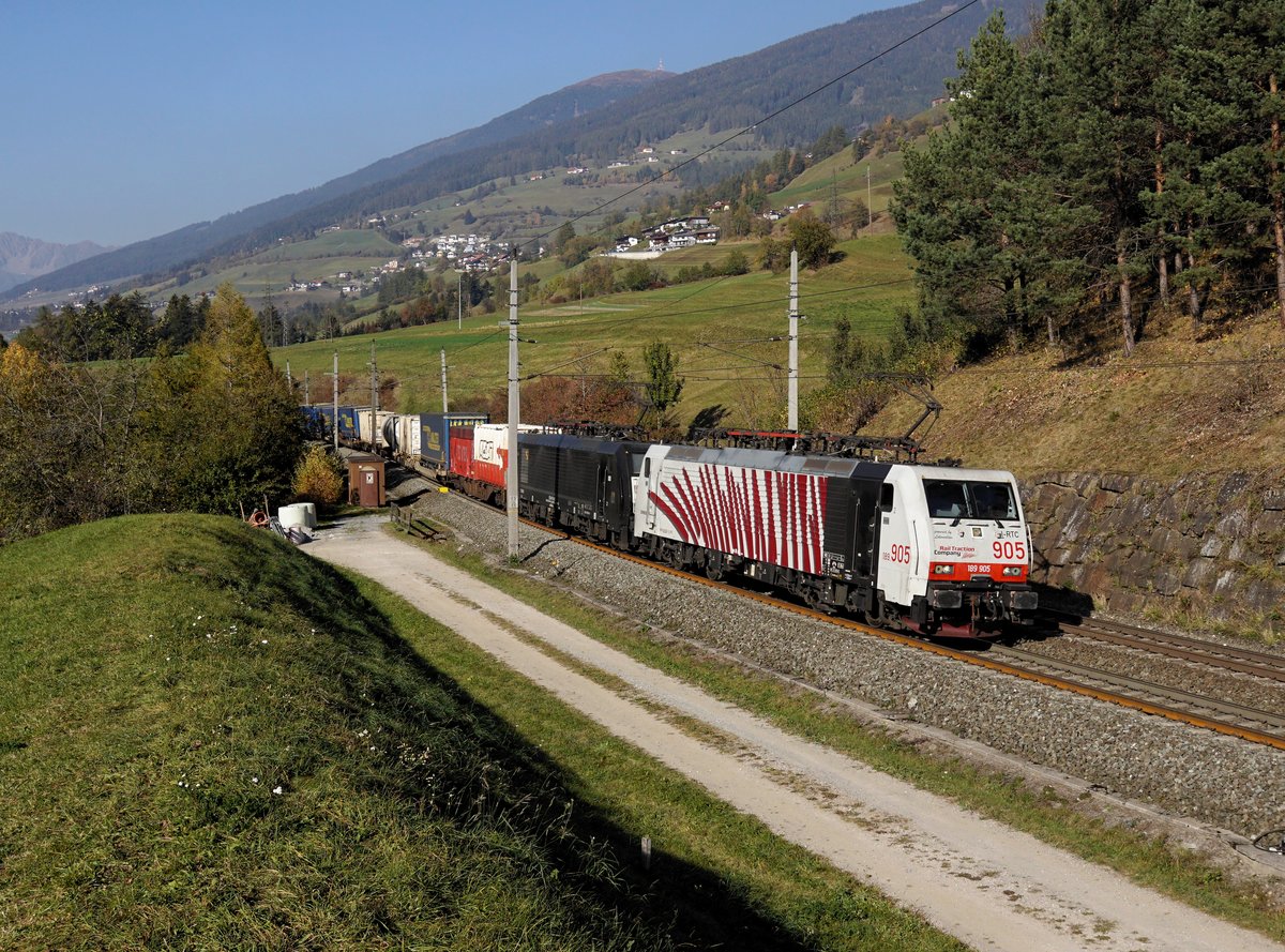 Die 189 905 und die ES 64 F4-024 mit einem KLV-Zug am 20.10.2018 unterwegs bei Matrei am Brenner.