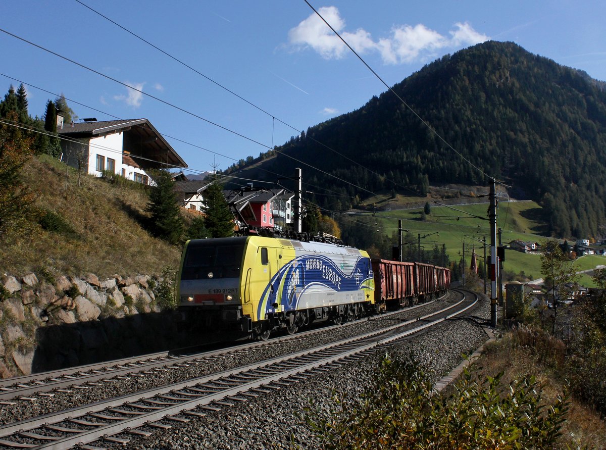 Die 189 912 mit einem Güterzug am 22.10.2016 unterwegs bei St. Jodok.