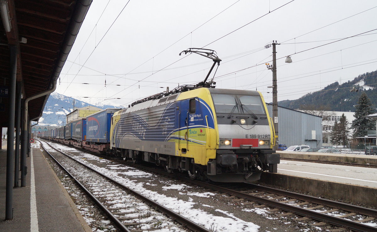 Die 189 912  Moving Europe  durchfährt mit einem KLV-Zug Richtung München den Bahnhof Schwaz, 21.12.2018.