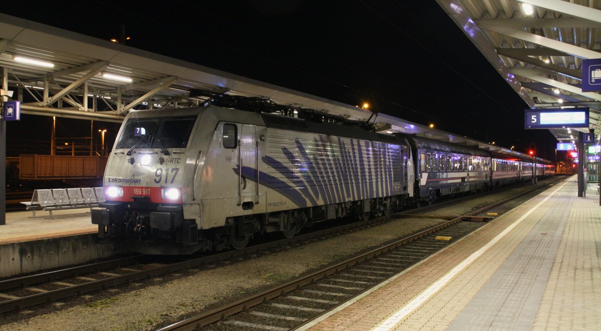 Die 189 917-8 von Lokomotion kommt am Samstagabend des 26.12.2015 mit dem DRV 13896 von Bischofshofen in Wörgl auf Gleis 6 an. Dieser Zug wird an den DRV 13496 von Landeck kommend auf Gleis 7 angekoppelt und wird von einer BR 186 nach Brüssel gezogen.