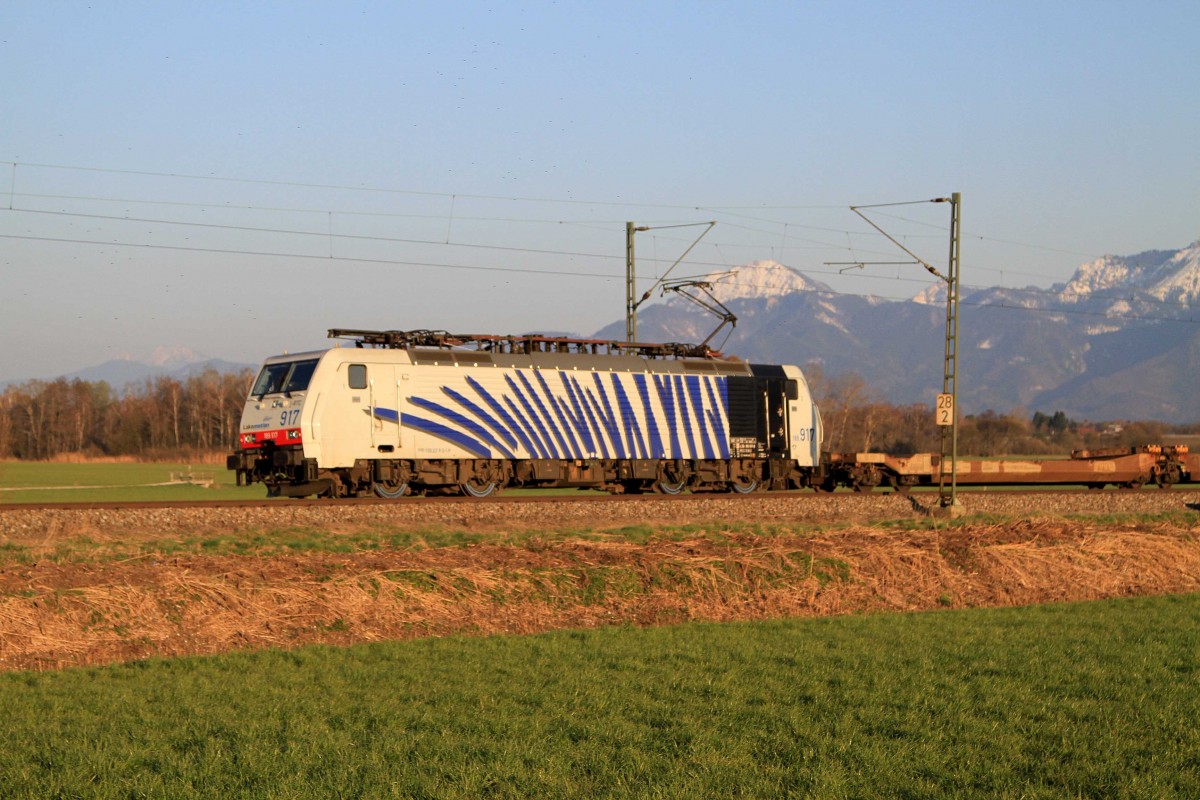 Die 189 917 mit Güterzug bei Weisham am 29.03.2014