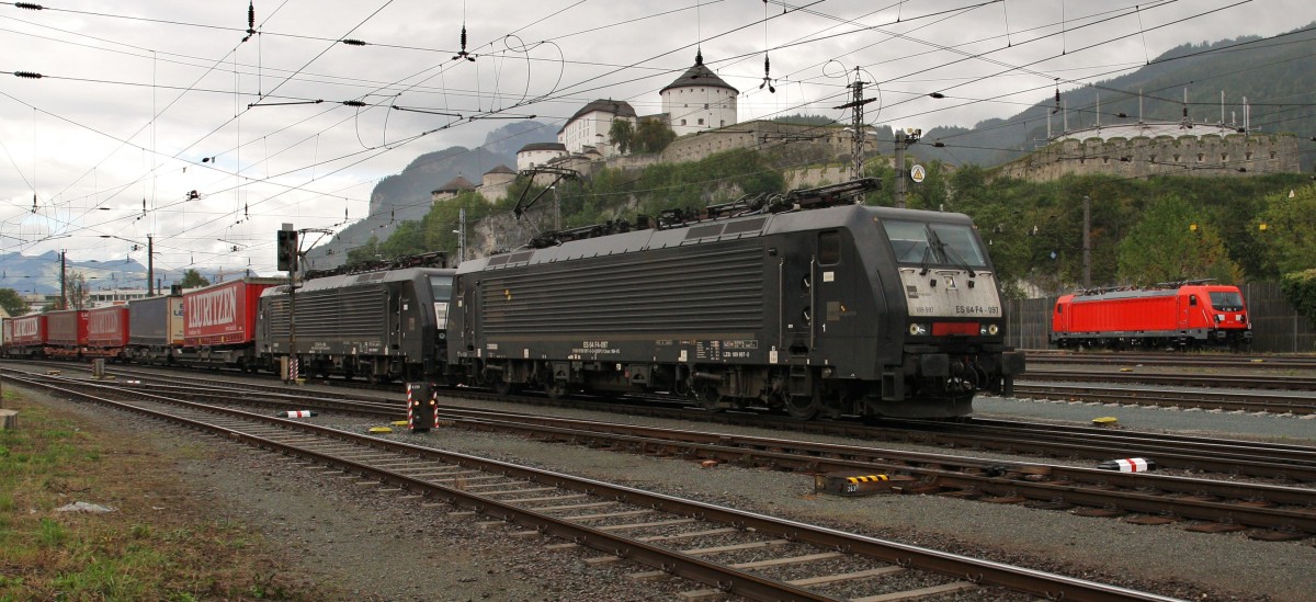 Die 189 997-0 und 189 908-7 von TXL verlassen am Nachmittag des 20.9.2015 mit einem KLV den Bahnhof Kufstein auf dem Weg nach Italien. Rechts im Bild steht die neue 187 010-7 BTK.