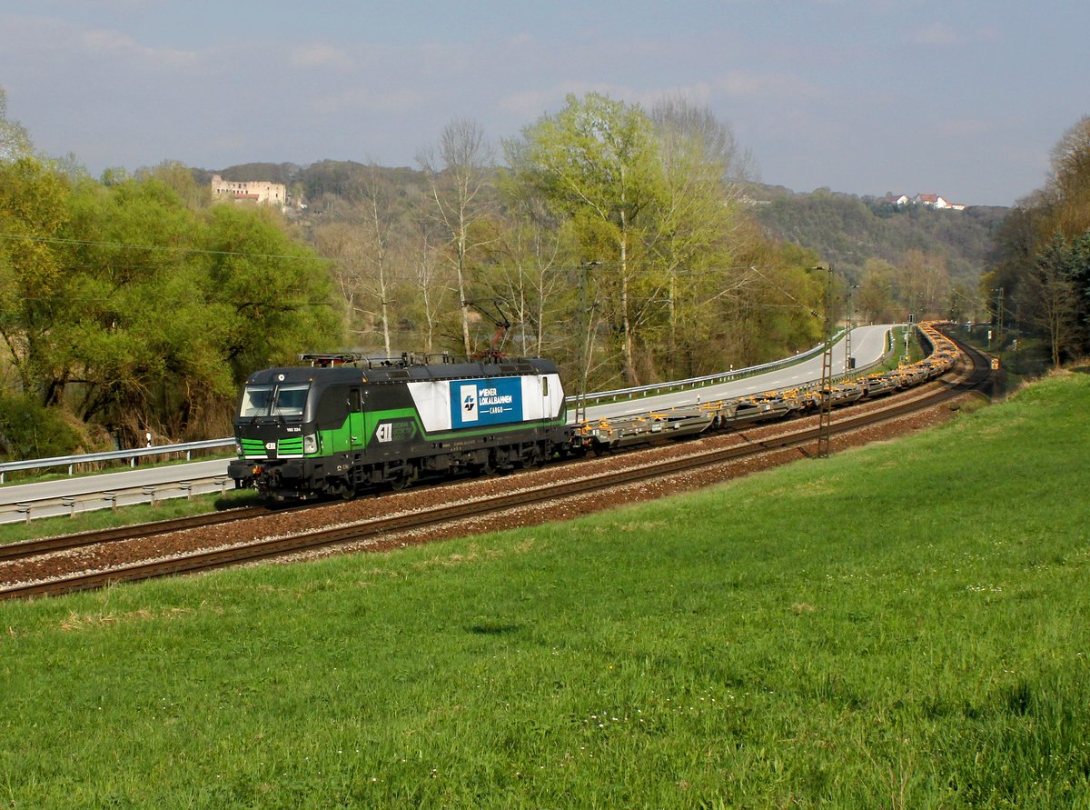 Die 193 224 mit einem leeren KLV-Zug am 10.04.2016 unterwegs bei Pleinting.