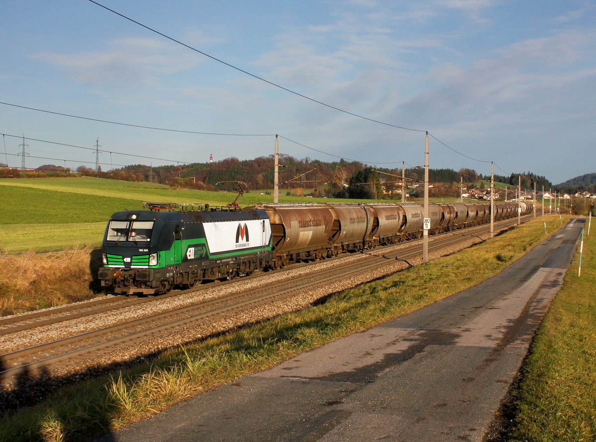 Die 193 228 mit einem umgeleiteten Getreidezug am 20.11.2016 unterwegs bei Köstendorf.