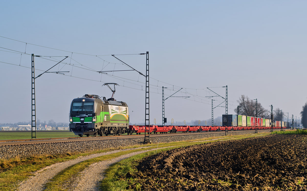 Die 193 235 fährt mit einem KLV Zug in Langenisarhofen nach Nord vorüber.Bild 7.12.2017