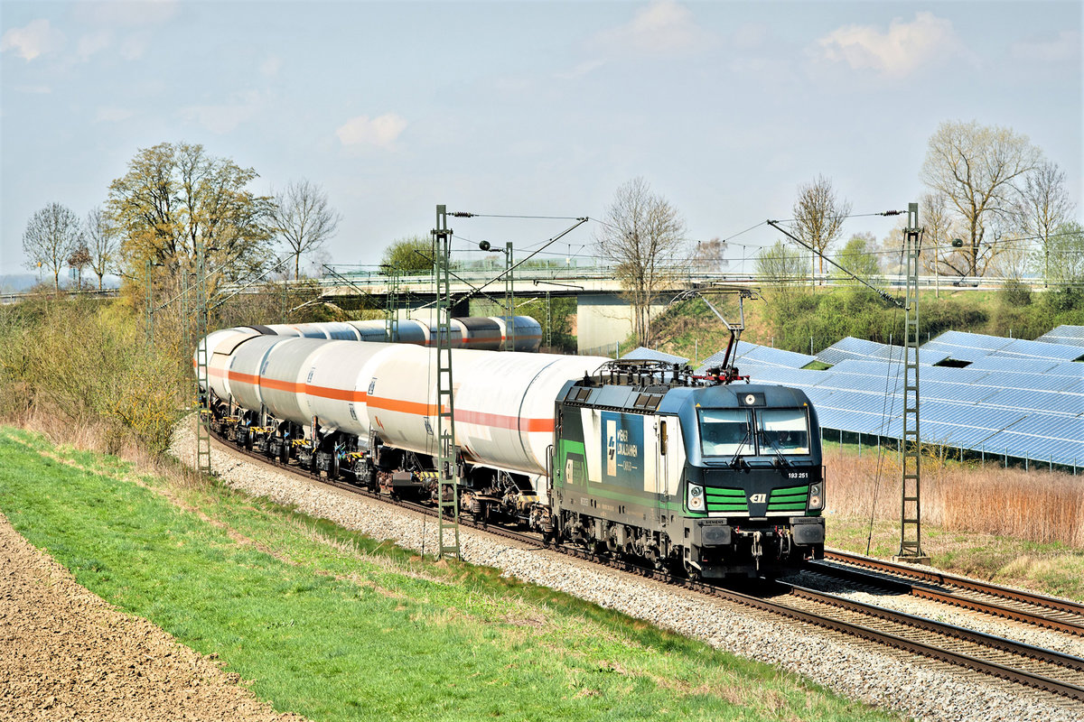 Die 193 251 fährt in Langenisarhofen mit einem Gaskesselwagenzug vorüber.Bild 11.4.2018